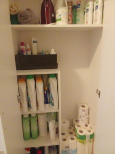 Photo de galerie - Meuble sdb espace de stockage optimisation de tous les rangements par catégorie. Meilleure visualisation des produits ménagers. Des médicaments, et serviettes. Et papiers wc