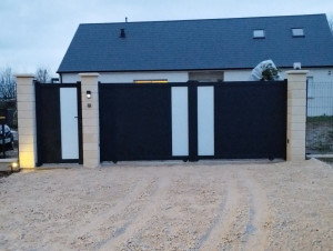 Photo de galerie - Façon d un seuil , mise en place d éléments de piliers , pose d un portail et portillon motorisé