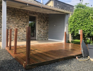 Photo de galerie - Création terrasse bois à la demande et pose de parement en pierre naturelle....