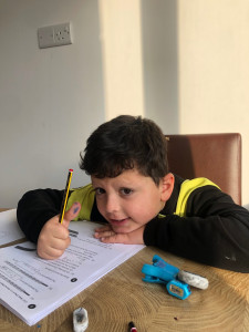 Photo de galerie - Un de mes premiers élèves qui travaille sur ses devoirs.