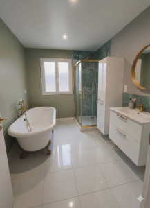 Photo de galerie -  rénovation d'une salle de bain sur les environs de thumeries ! 

chic et sobre ! 

* mur en béton ciré couleur argile et lin pour le côté naturel 
* carrelage mural effet marbre vert et robinetterie laiton pour le côté chic !