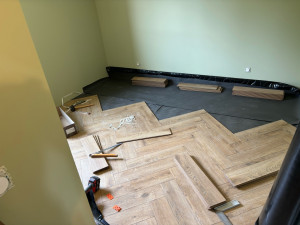 Photo de galerie - Pose d’un parquet stratifié en bâton rompu 