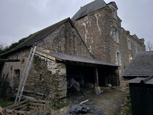 Photo de galerie - Réalisation abris à bois plus couverture 