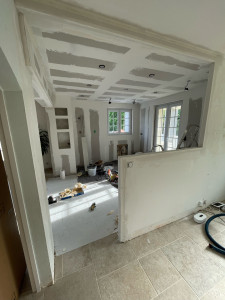 Photo de galerie - Pose de ba13 au plafond et mur, réalisation des bandes en 2 passe ouverture d’un mur en brique pour création de verrière 