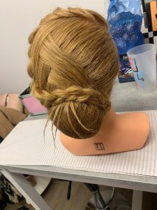 Photo de galerie - Coiffure chignon. 