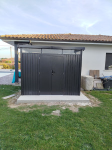 Photo de galerie - Montage sur dalle d'un cabanon haut de gamme.