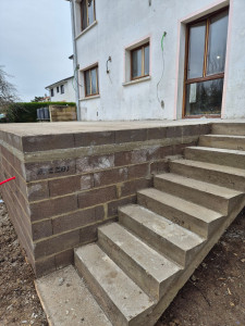 Photo de galerie - Après la fondation, réalisation de la terrasse avec son escalier coffré incorporé.