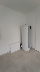 Photo de galerie - Installation d'un ballon d'eau chaude thermodynamique split groupe déporté extérieur. 
