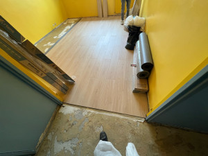 Photo de galerie - Pose parquet appartement après désinfection voir photo avant après . 