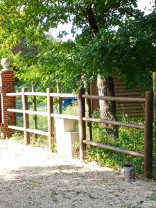 Photo de galerie - Peinture sur clôture bois, ciment etc