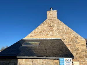 Photo de galerie - Pose d’un solin zinc finition enduit d’étanchéité et Recine d’étanchéité sur pignon 