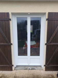 Photo de galerie - Posé en rénovation, silicone extérieur fait. ensuite j'ai réalisé le seuil en sika. ( ciment prise rapide)