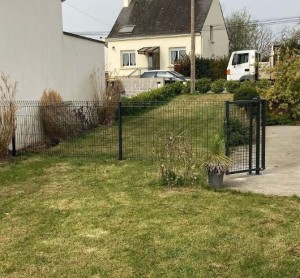 Photo de galerie - Mise en place d'une clôture rigide avec portillon sur terrasse + clôture souple non visible sur la photo.