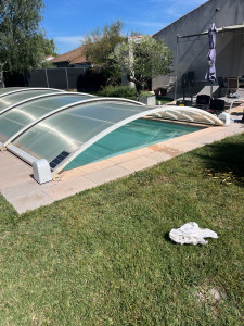 Photo de galerie - Pose d’une motorisation électrique pour un abri piscine