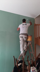 Photo de galerie - Réalisation de ponçage, maticage, et mise en oeuvre de deux couches de peinture sur des murs dans une maison 