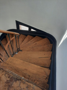 Photo de galerie - Ponçage et vitrification d'escalier 