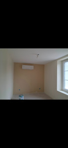 Photo de galerie - Chambre très claire pale et plus soutenu sur un pan de mur 