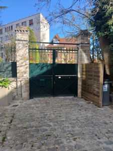 Photo de galerie - Un pilier ancien de plus de 150 ans, d’une hauteur de 5 mètres, s’était fissuré à sa base et bougeait en raison d’une fondation défectueuse.  
Je l’ai démoli, créé une nouvelle fondation avec armature en acier, et l’ai restauré à l’identique.