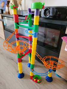 Photo de galerie - Montage circuit de billes pour enfant