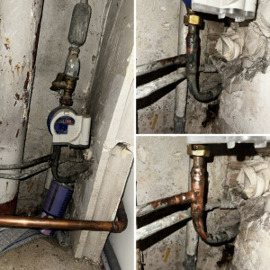 Photo de galerie - Fuite réparée sur le raccord sous le compteur d'eau : soudure refaite, remise en eau et contrôle effectués. Plus aucune fuite.