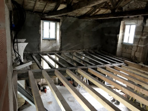 Photo de galerie - Réalisation d'un plancher avec remplacement des poutres du plancher et réalisation d'un faux-plafond sous le plancher rénovation complète d'une grange en 2 appartement pour des gîtes  