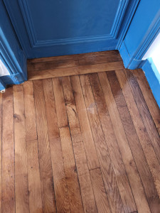 Photo de galerie - Ponçage de parquet d'un escalier.