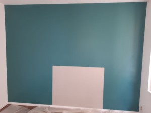 Photo de galerie - Réalisation peinture d'une chambre murs en blanc et un mur bleu canard et contour style tête de lit en gris clair.