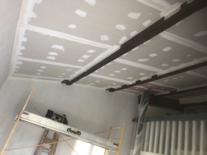 Photo de galerie - Plafond rampant suspendu avec poutres apparentes 
