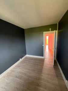 Photo de galerie - Travaux de finition réalisés avec soin et précision pour offrir une chambre propre, agréable et bien soignée. Un résultat final de qualité, avec une attention particulière aux détails.