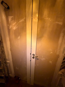 Photo de galerie - Serrure carénée avec gâche à répétition pour porte double vantail 