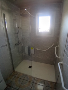 Photo de galerie - Reprise complète de l'espace douche 
receveur  ,panneaux muraux  , colonnes de douche ?  ,siège et paroi de douche 