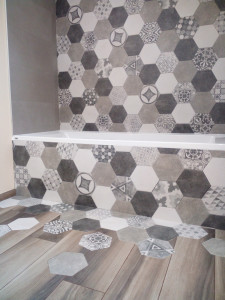 Photo de galerie - Pose de faïence hexagonale et carrelage de sol imitation parquet, avec création d'un décor incorporé
