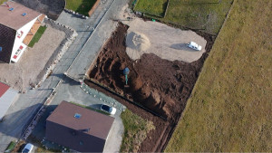 Photo de galerie - Terrassement d'un terrain avec pose de tou venant 31/5 a l'aide d'une pelle mécanique 