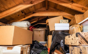 Photo de galerie - Débarras Vert intervient pour vider et libérer vos greniers encombrés, quelle que soit la situation.
Objets accumulés, cartons, meubles ou affaires oubliées, nous vous aidons à retrouver un espace dégagé et exploitable.