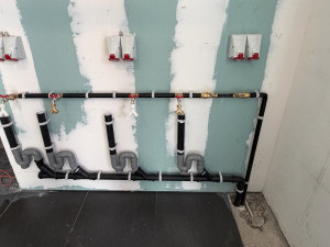 Photo de galerie - Réalisation des attentes d’eau,  et d’évacuation pour une laverie