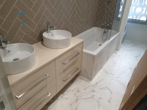 Photo de galerie - Salle de bain- carrelage + meubles