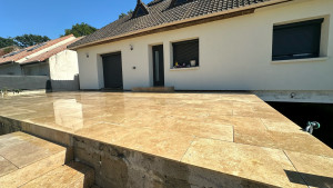 Photo de galerie - Réalisation pose de travertin 55m2