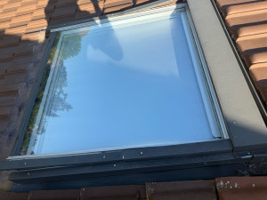Photo de galerie - Changement des raccords d’étanchéité d’un VELUX et mise en place d’un volet roulant solaire