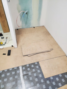 Photo de galerie - Pose de dalle pvc clipsable dans salle de bain
