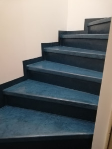 Photo de galerie - Béton ciré bleu canard dans un escalier 3/4 tournant.
Marches, contre-marches et plinthes. 