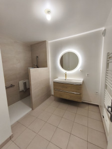 Photo de galerie - Salle de bain Bordeaux 
changement de baignoire en douche  avec option accessibilité Senior . receveur extra-plat / carrelage grands formats.
remplacement meuble vasque complet .