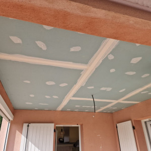 Photo de galerie - Plafond extérieur pose placo et isolation