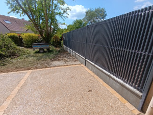 Photo de galerie - Béton désactivé, clôture avec soubassement grillage rigide avec lamelle occultant en PVC vu 99 %