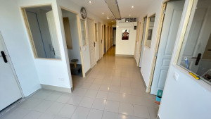 Photo de galerie - Réalisation d’une pension féline à partir d’un garage vide, incluant : pose de carrelage, montage de cloisons, installation de vitres entre les boxes à chats, pose d’un faux plafond et intégration de l’installation électrique.