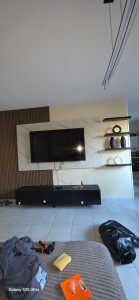 Photo de galerie - 
decoration  mur tv avec étagère  meuble tv faux marbre  avec placo plâtre  