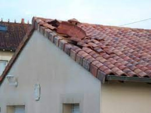 Photo de galerie - Rénovation toiture, remaniement, pose bache, avant toit, pose zing, pose gouttiere, pose charpente, pose bardage