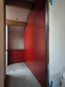 Photo de galerie - Placard sdb mdf finition laqué rouge 
Intérieur mélamine blanc 
100% sur mesure 