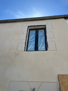 Photo de galerie - Enduit gratté avec des fausses pierres autour des tableaux