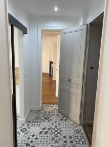 Photo de galerie - Entrée (carrelage, parquet, porte coulissante, peinture, électricité