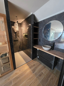 Photo de galerie - Transformation complète d'un ancien garage en salle de bain bien-être comprenant une douche à l'italienne, un spa et un sauna. Un projet clé en main alliant confort, esthétisme et fonctionnalité.